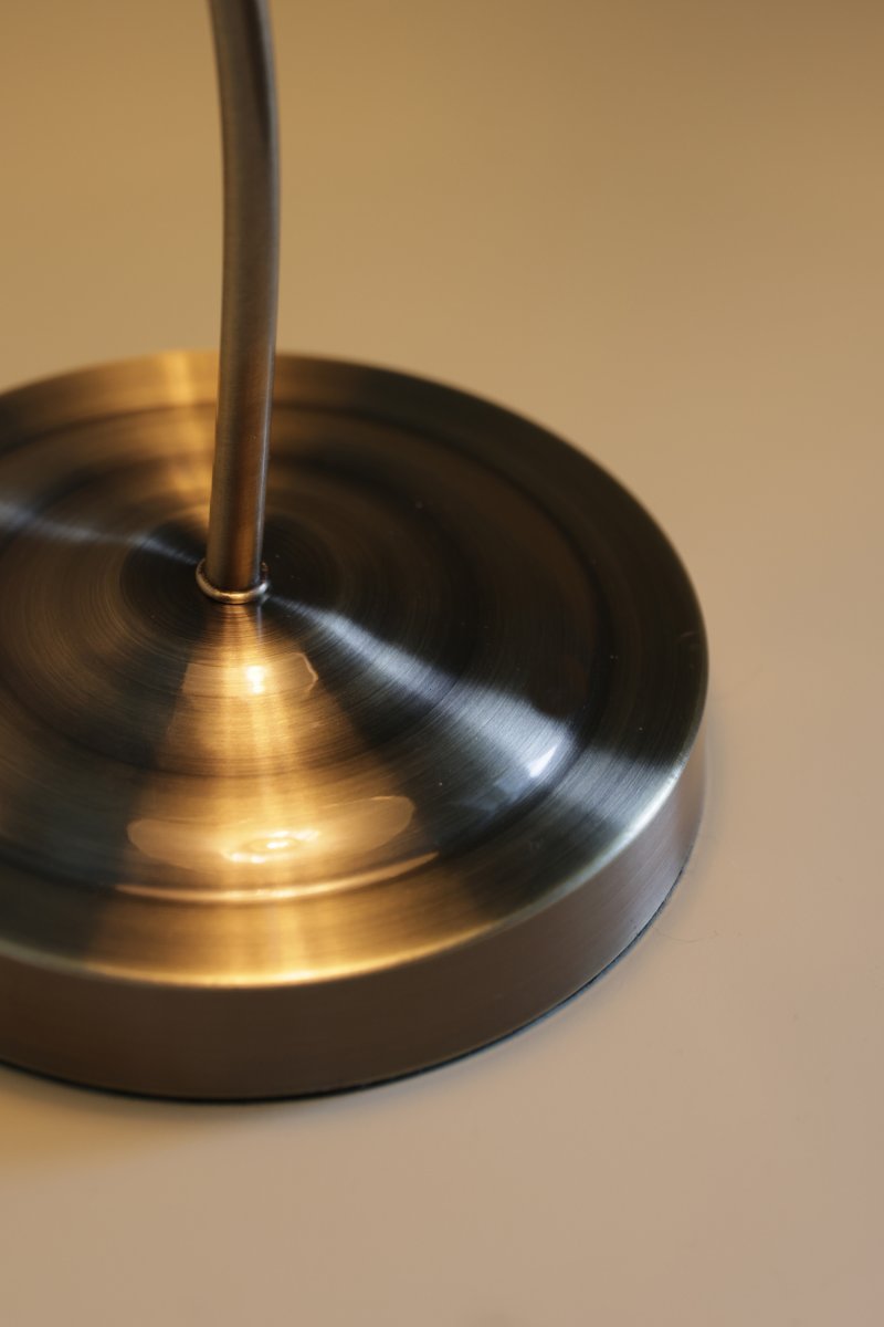 Vela 50cm Messinki/valkoinen pöytävalaisin valmistajalta Markslöjd - Klassisen suutarin lamppua muistuttava pöytävalaisin, jossa on valkoinen kiiltävä opaalilasivarjostin ja kaareva messinginkustainen jalka.