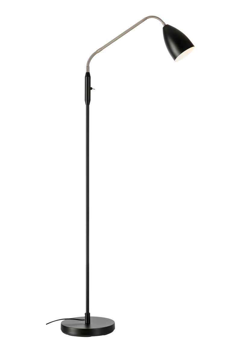 Patro Musta lattiavalaisin valmistajalta Markslöjd - Tyylikäs 140 cm pitkä musta lattiavalaisin.