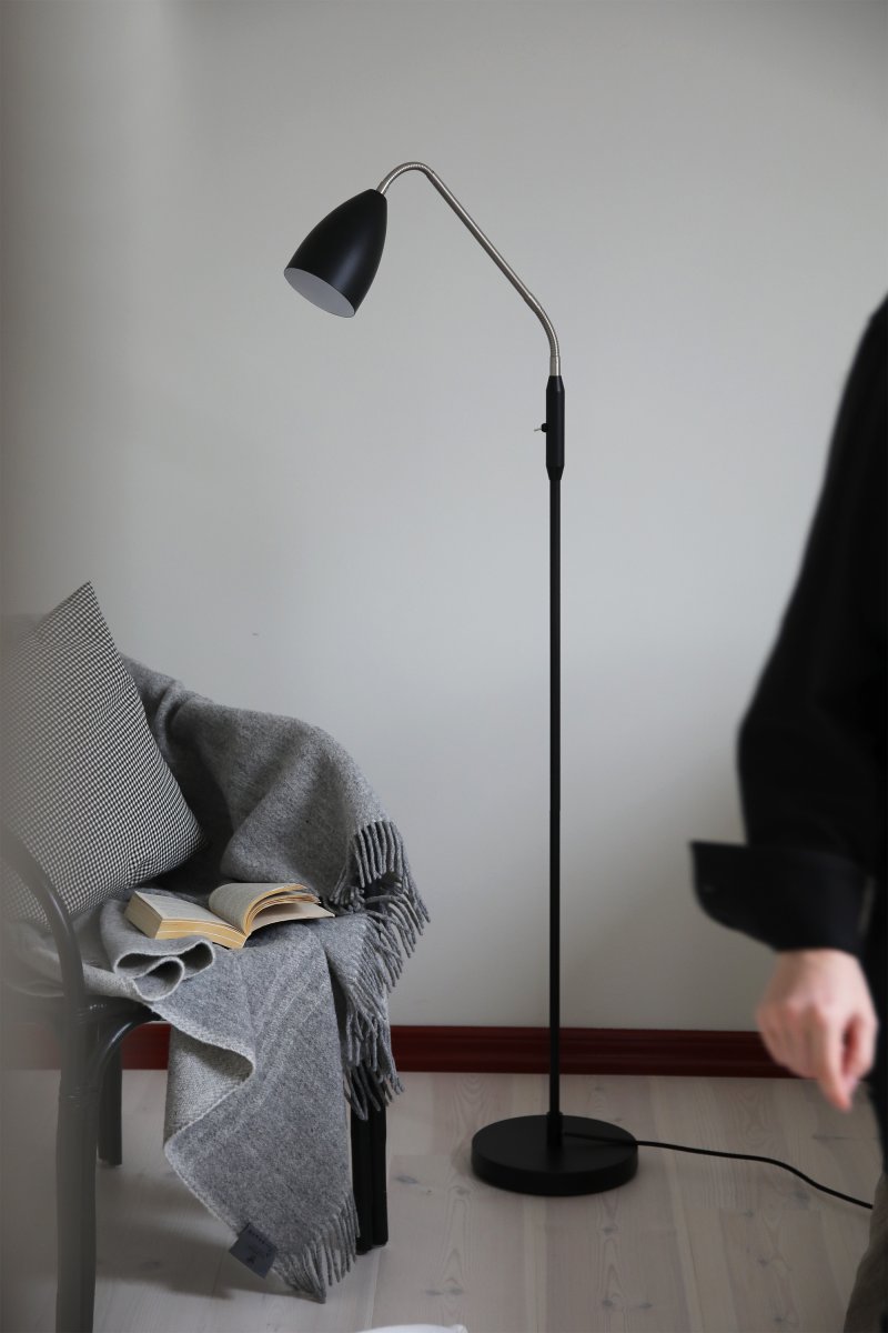 Patro Musta lattiavalaisin valmistajalta Markslöjd - Tyylikäs 140 cm pitkä musta lattiavalaisin.