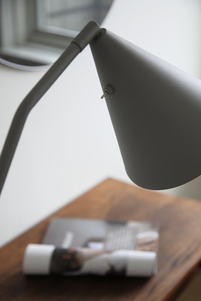 Funil Harmaa lattiavalaisin valmistajalta Markslöjd - Valaisin on valmistettu harmaaksi maalatusta metallista ja siinä on koristeellinen kartionmuotoinen lamppupää, jota voi kääntää ja säätää.