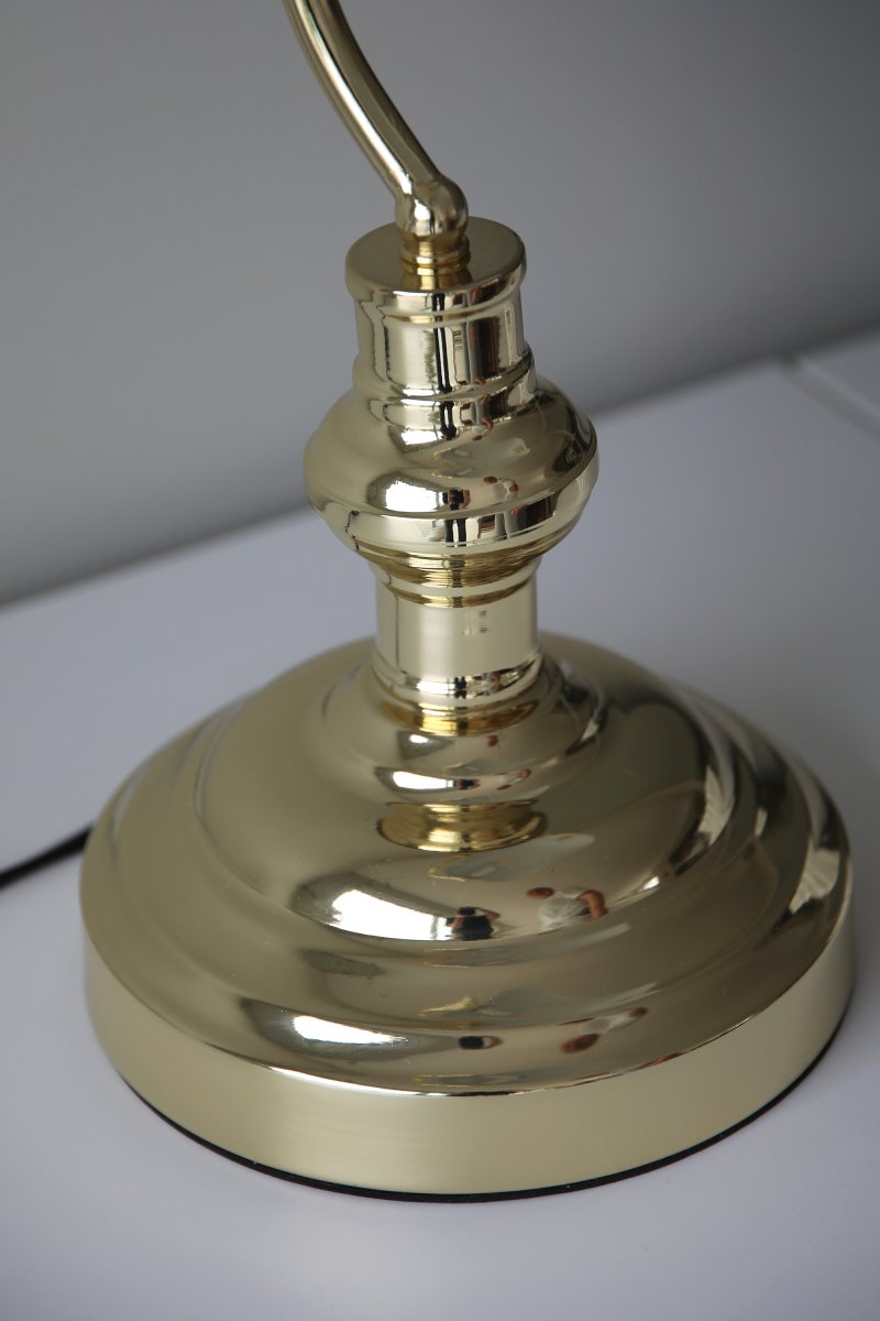 Bankers 42cm Messinki työpöytävalaisin valmistajalta Markslöjd - Bankers-p&ouml;yt&auml;valaisimessa on messinginv&auml;rinen metallijalusta ja s&auml;&auml;dett&auml;v&auml;, yhteensopiva lampun lasi.