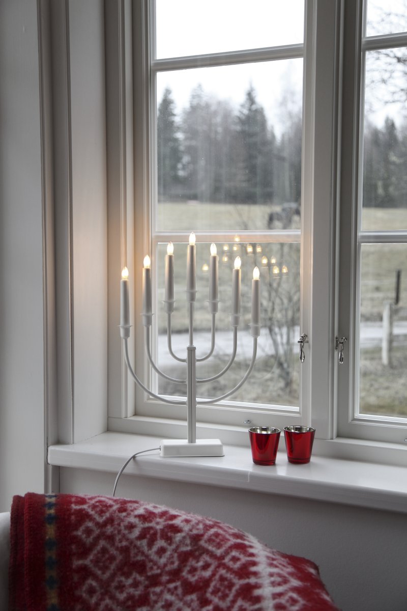 Kristina Valkoinen valmistajalta Star Trading - Perinteinen, yksinkertainen ja kaunis valkoinen kynttil&auml;njalka.