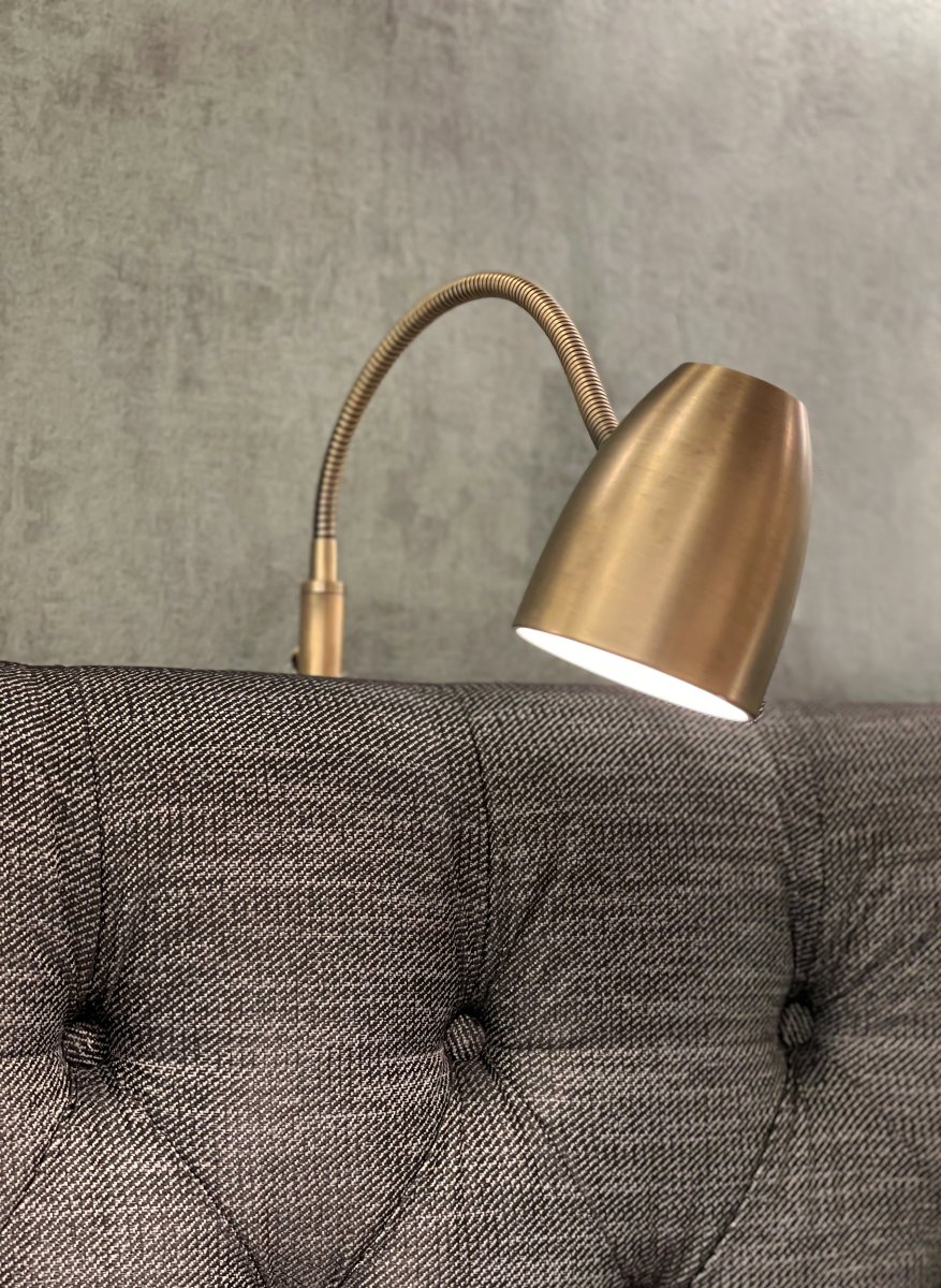 Sandnes Antiikki lukulamppu valmistajalta Aneta Lighting - Sandnes on t&auml;ydellinen y&ouml;p&ouml;yt&auml;valaisin kiinnitett&auml;v&auml;ksi; P&auml;&auml;ty on antiikkik&auml;sitelty&auml; metallia.