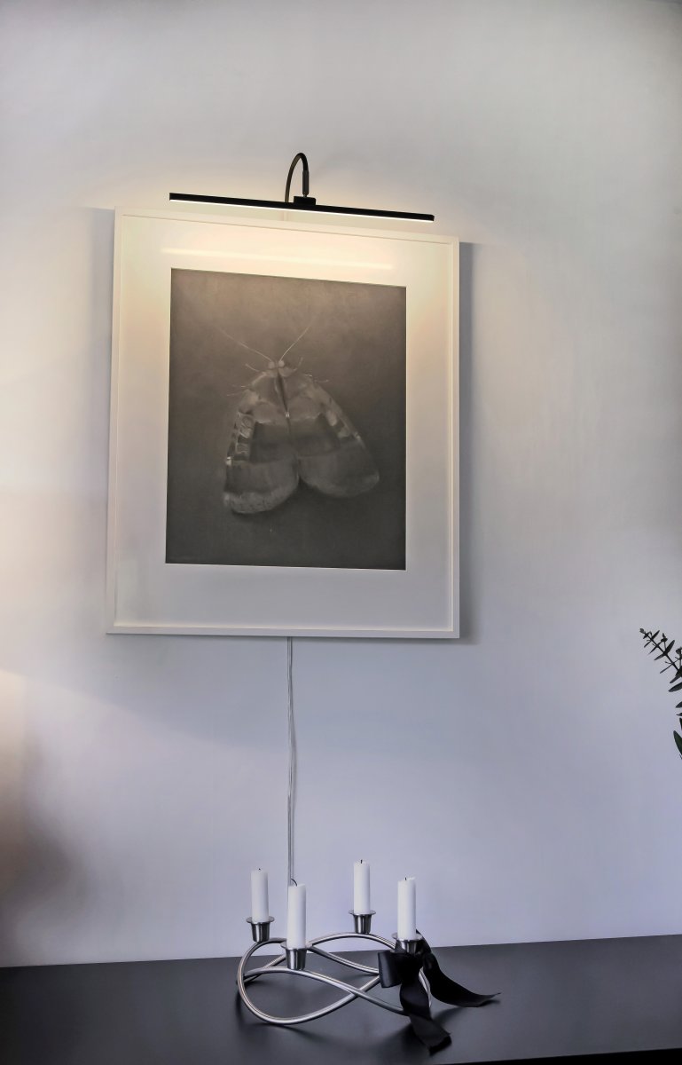 Miro 40cm Musta valmistajalta Aneta Lighting - Valaisin voidaan asentaa seinälle, suoraan kuvakehykseen tai kattoon.