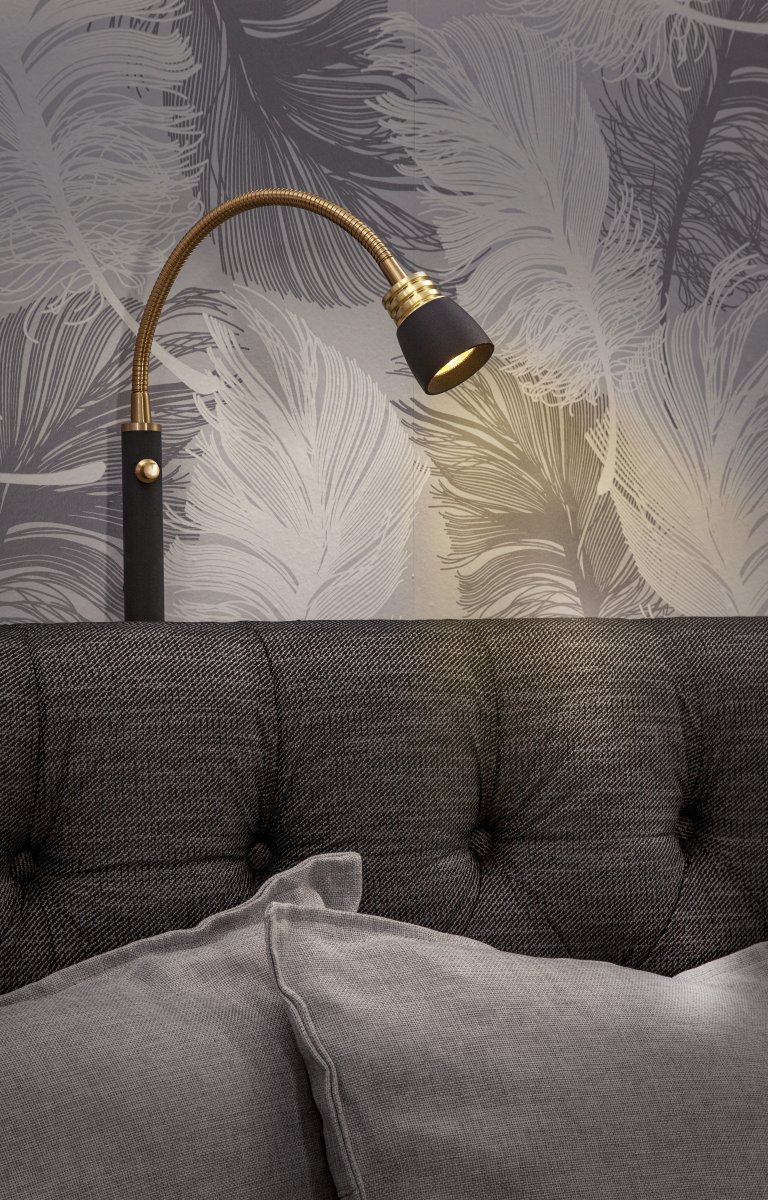 Eketorp Musta lukulamppu valmistajalta Aneta Lighting - S&auml;&auml;dett&auml;v&auml; varsi ja integroitu 3 W:n LED, joka antaa miellytt&auml;v&auml;n l&auml;mpim&auml;n valkoisen valon ja jota voidaan himment&auml;&auml;.