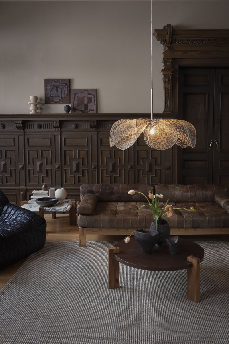 Styrka Ø75 Monivärinen kattovalaisin valmistajalta Markslöjd - Banaanikuitu on luonnonmateriaali, joten sen ilme on v&auml;rik&auml;s ja sen v&auml;ri ja muoto vaihtelevat.