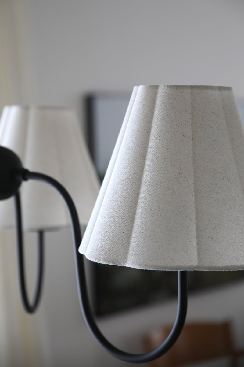 Veya Ø90 Musta kattovalaisin valmistajalta Markslöjd - Metallirunko antaa valaisimelle vankan, k&auml;sity&ouml;l&auml;isest&auml; inspiroituneen ilmeen, jota pehme&auml;t tekstiilit tasapainottavat ja joka luo ajattoman kokonaisuuden, jossa klassinen kohtaa modernin.