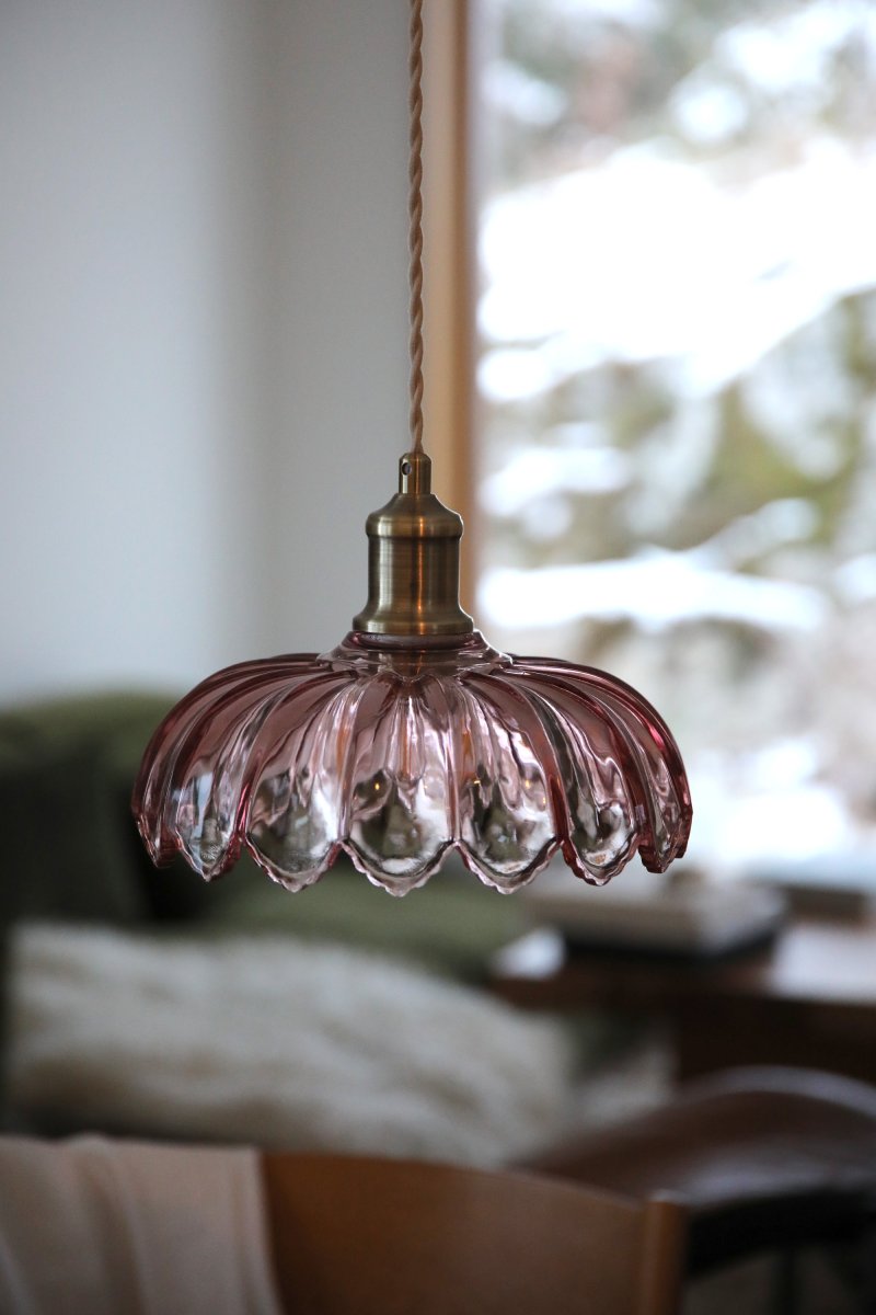 Kurage Ø26 Vaaleanpunainen kattovalaisin valmistajalta Markslöjd - Valaisimessa on messinginkuosinen lampunpidin ja koristeellinen beigenv&auml;rinen kierretty tekstiilijohto, joka johtaa py&ouml;re&auml;&auml;n metallipidikkeeseen, jossa on sama messinkiviimeistely.