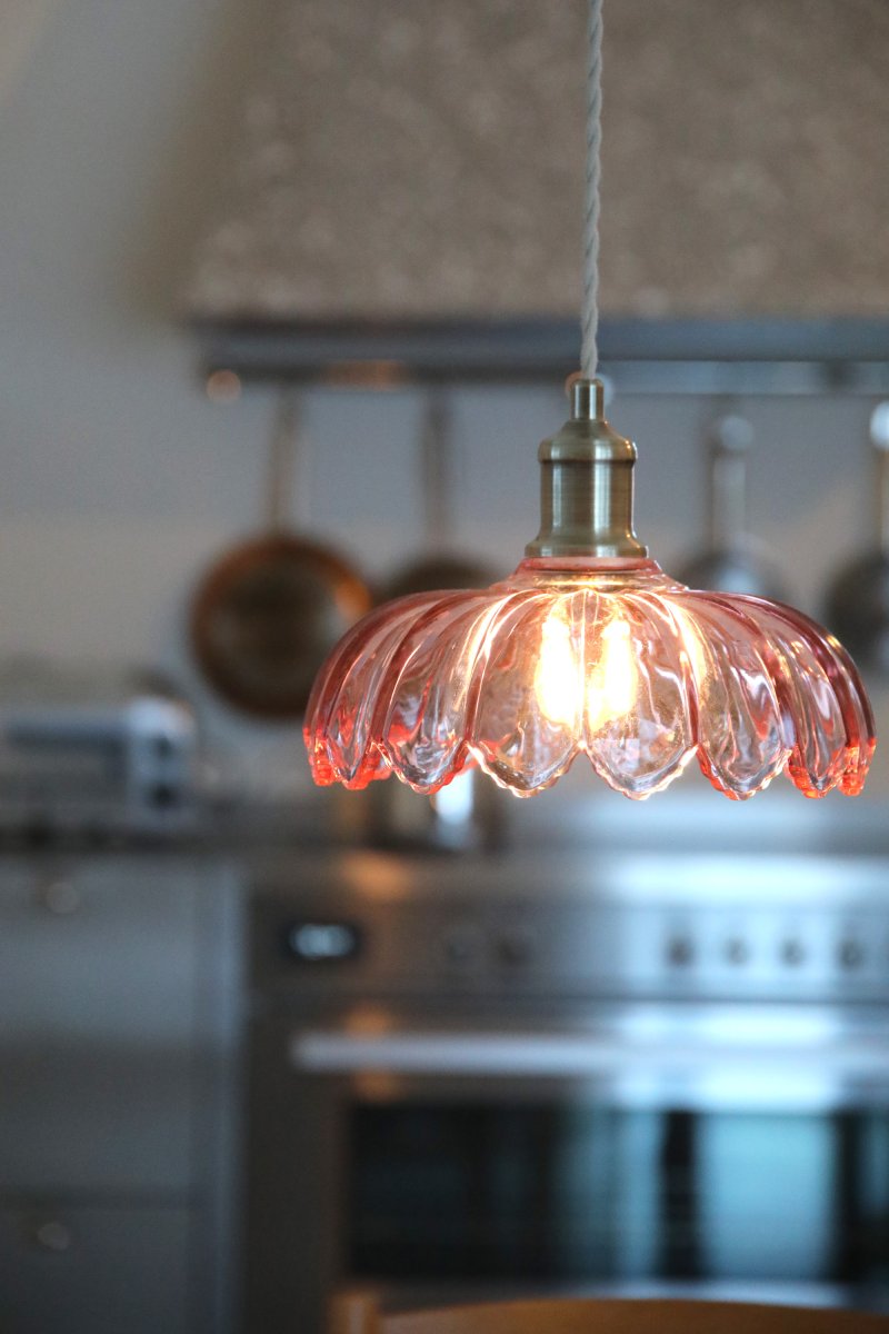 Kurage Ø26 Vaaleanpunainen kattovalaisin valmistajalta Markslöjd - Valaisimessa on messinginkuosinen lampunpidin ja koristeellinen beigenv&auml;rinen kierretty tekstiilijohto, joka johtaa py&ouml;re&auml;&auml;n metallipidikkeeseen, jossa on sama messinkiviimeistely.