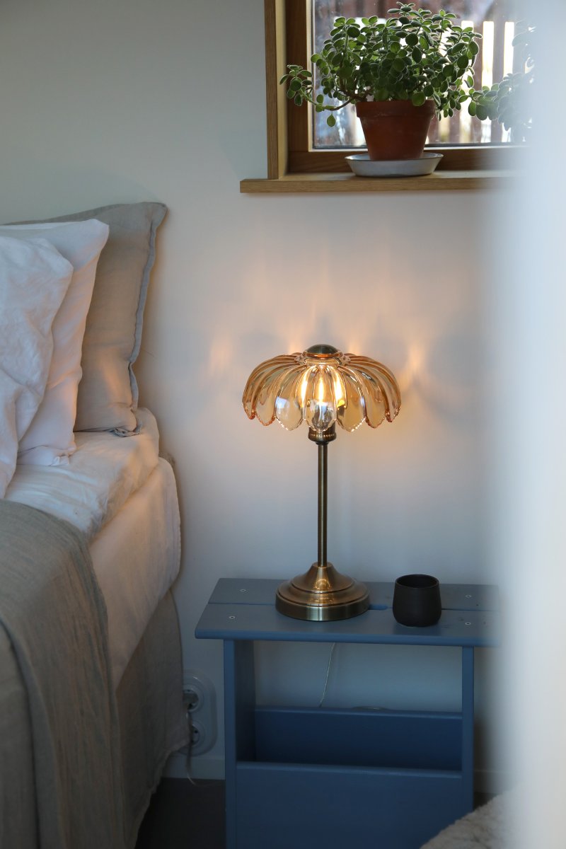 Kurage 43cm Antiikkimessinki/meripihka pöytävalaisin valmistajalta Markslöjd - Klassisen tyylin p&ouml;yt&auml;valaisin, jossa on antiikkimessinkipintainen jalusta ja koristeellinen meripihkan s&auml;vytetty lasivarjostin.