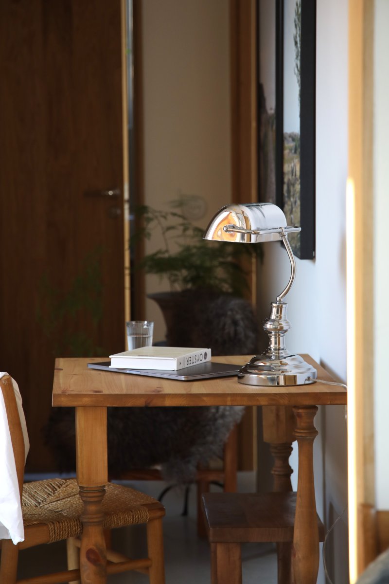 Bankers 42cm Kromi työpöytävalaisin valmistajalta Markslöjd - Bankers-p&ouml;yt&auml;valaisin on valmistettu kokonaan kromista ja siin&auml; on metallinen jalusta sek&auml; s&auml;&auml;dett&auml;v&auml;, yhteensopiva lampun lasi.