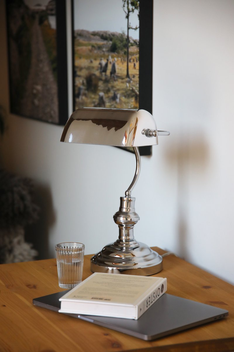 Bankers 42cm Kromi työpöytävalaisin valmistajalta Markslöjd - Bankers-p&ouml;yt&auml;valaisin on valmistettu kokonaan kromista ja siin&auml; on metallinen jalusta sek&auml; s&auml;&auml;dett&auml;v&auml;, yhteensopiva lampun lasi.