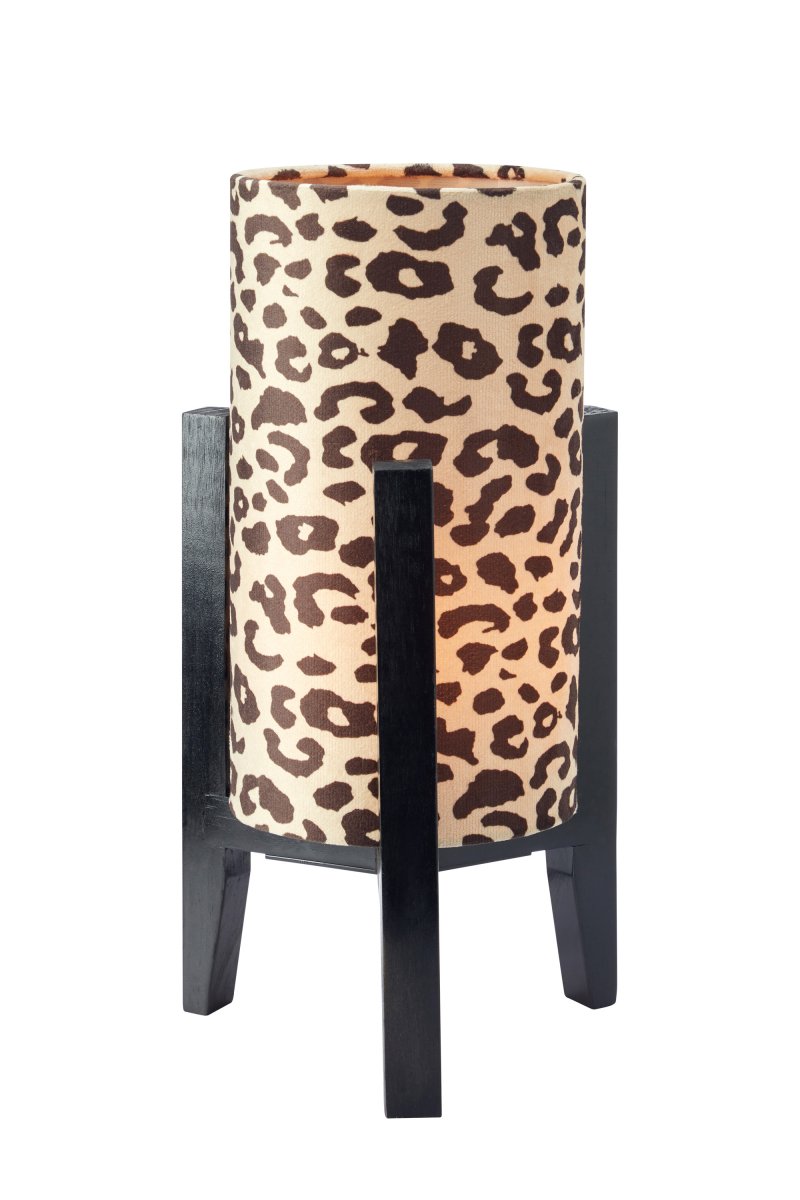 Eruca 34cm Leopardi pöytävalaisin valmistajalta Markslöjd - Mustasta puusta valmistettu lampunjalka on yhdistetty lieri&ouml;m&auml;iseen tekstiilivarjostimeen, jossa on luonnonvalkoinen ja ruskea leopardikuvio, mik&auml; antaa lampulle trendikk&auml;&auml;n ja henkil&ouml;kohtaisen ilmeen.