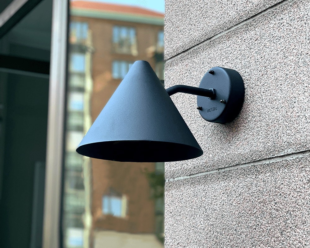 Tratt LED Musta ulkovalo valmistajalta Westal - Valaisin on saatavana useista kest&auml;vist&auml; materiaaleista, jotka on mukautettu pohjoismaiseen ilmastoon.