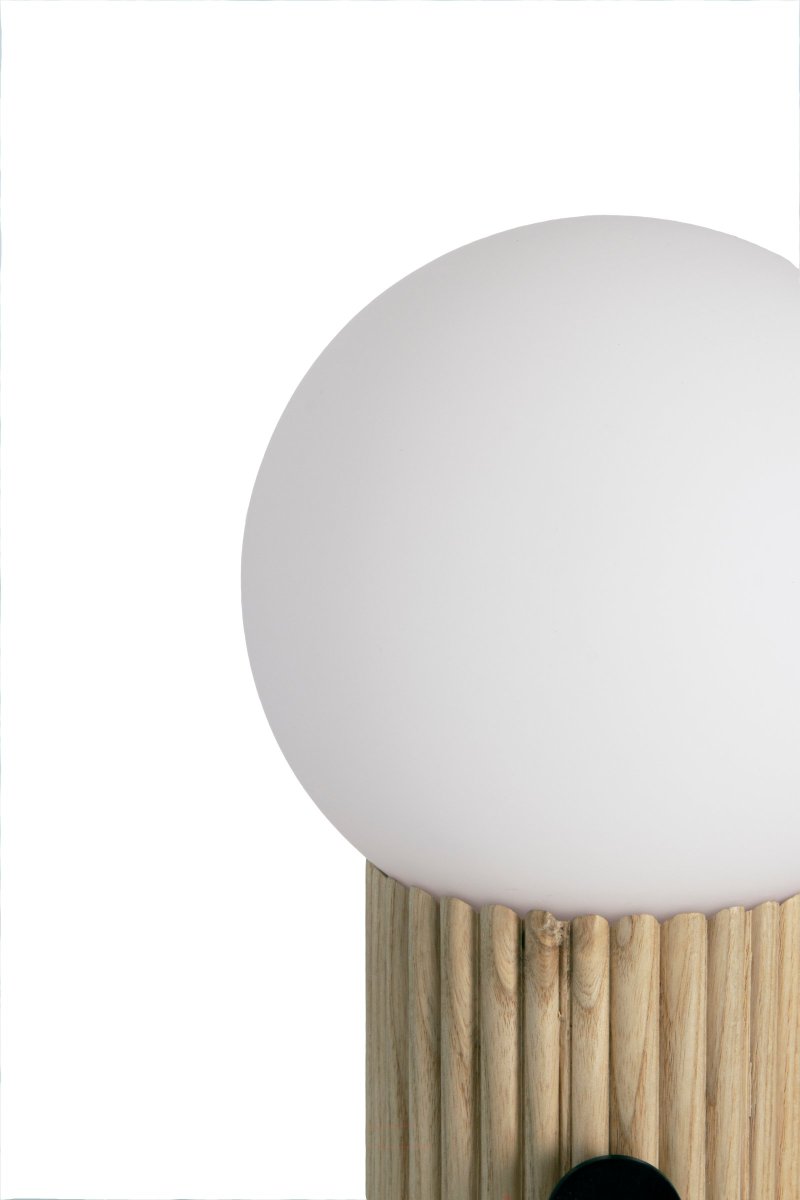 Hubble 24cm Luonto pöytävalaisin valmistajalta Globen Lighting - Hubble on kaunis pöytävalaisin, jossa on uurrettu pinta ja mattavalkoinen lasivarjostin, joka levittää kauniisti valoa.