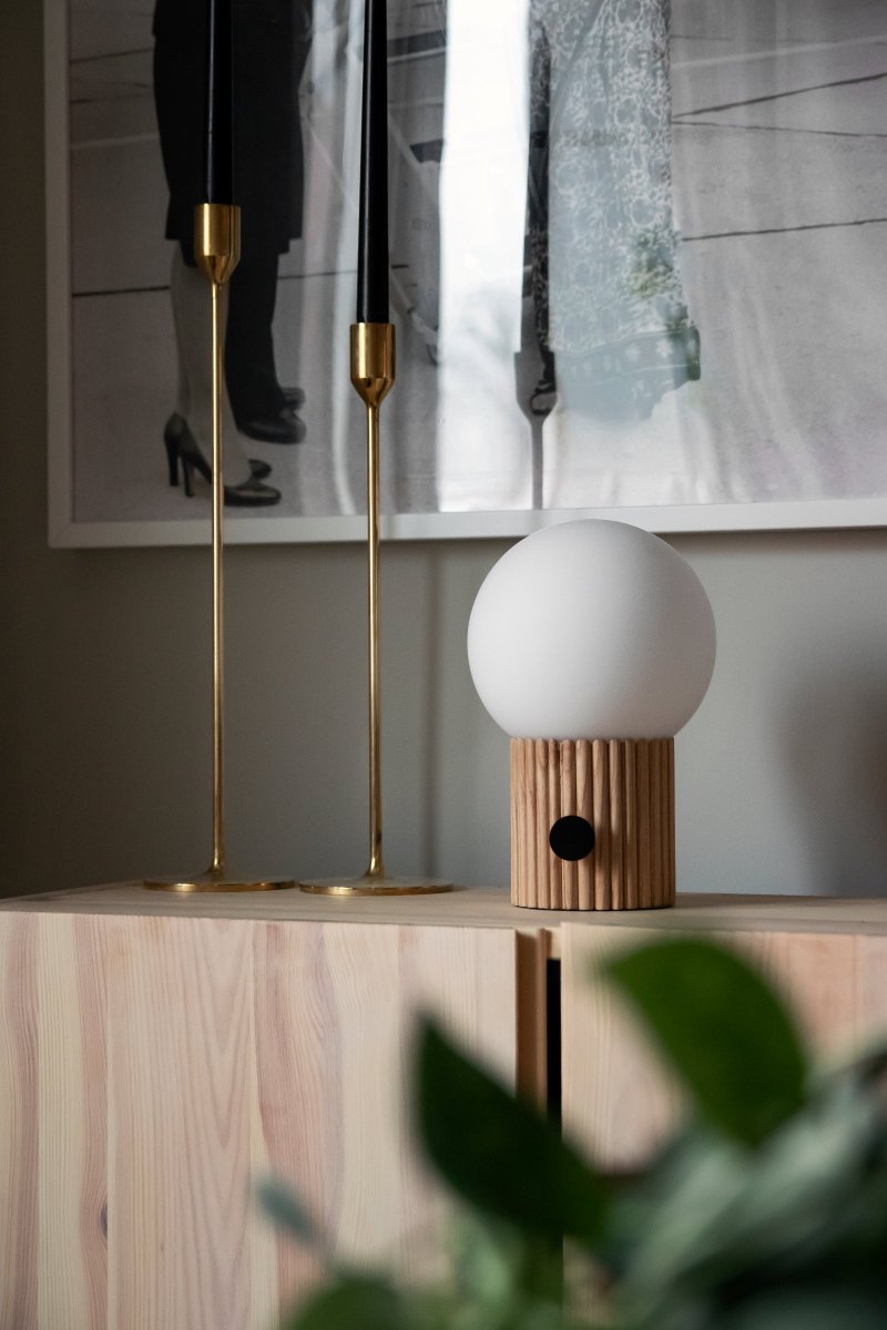 Hubble 24cm Luonto pöytävalaisin valmistajalta Globen Lighting - Hubble on kaunis pöytävalaisin, jossa on uurrettu pinta ja mattavalkoinen lasivarjostin, joka levittää kauniisti valoa.