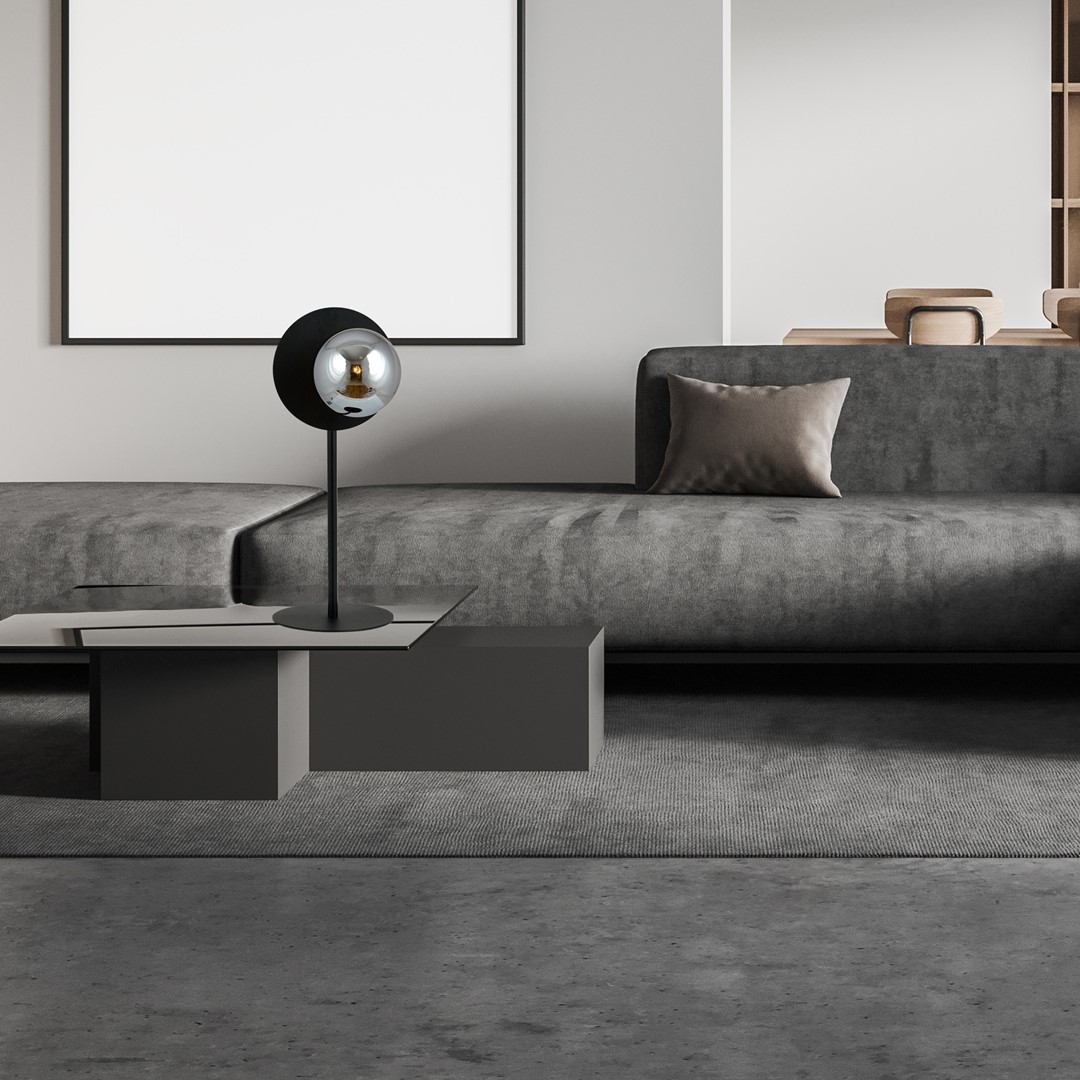 Oslo 50cm Musta/Savunharmaa pöytävalaisin valmistajalta Emibig Lighting - Musta metallinen jalka antaa graafisen ilmeen, kun taas savulasivarjostin levittää miellyttävää ja tasaista valoa.