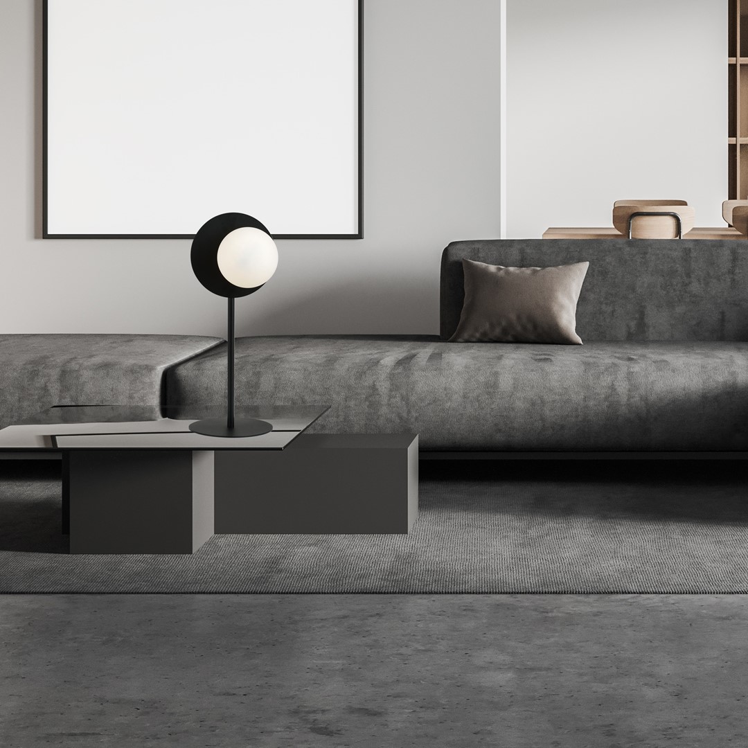 Oslo 50cm pöytävalaisin valmistajalta Emibig Lighting - Musta metallinen jalka antaa graafisen ilmeen, kun taas opaalilasivarjostin levittää miellyttävää ja tasaista valoa.