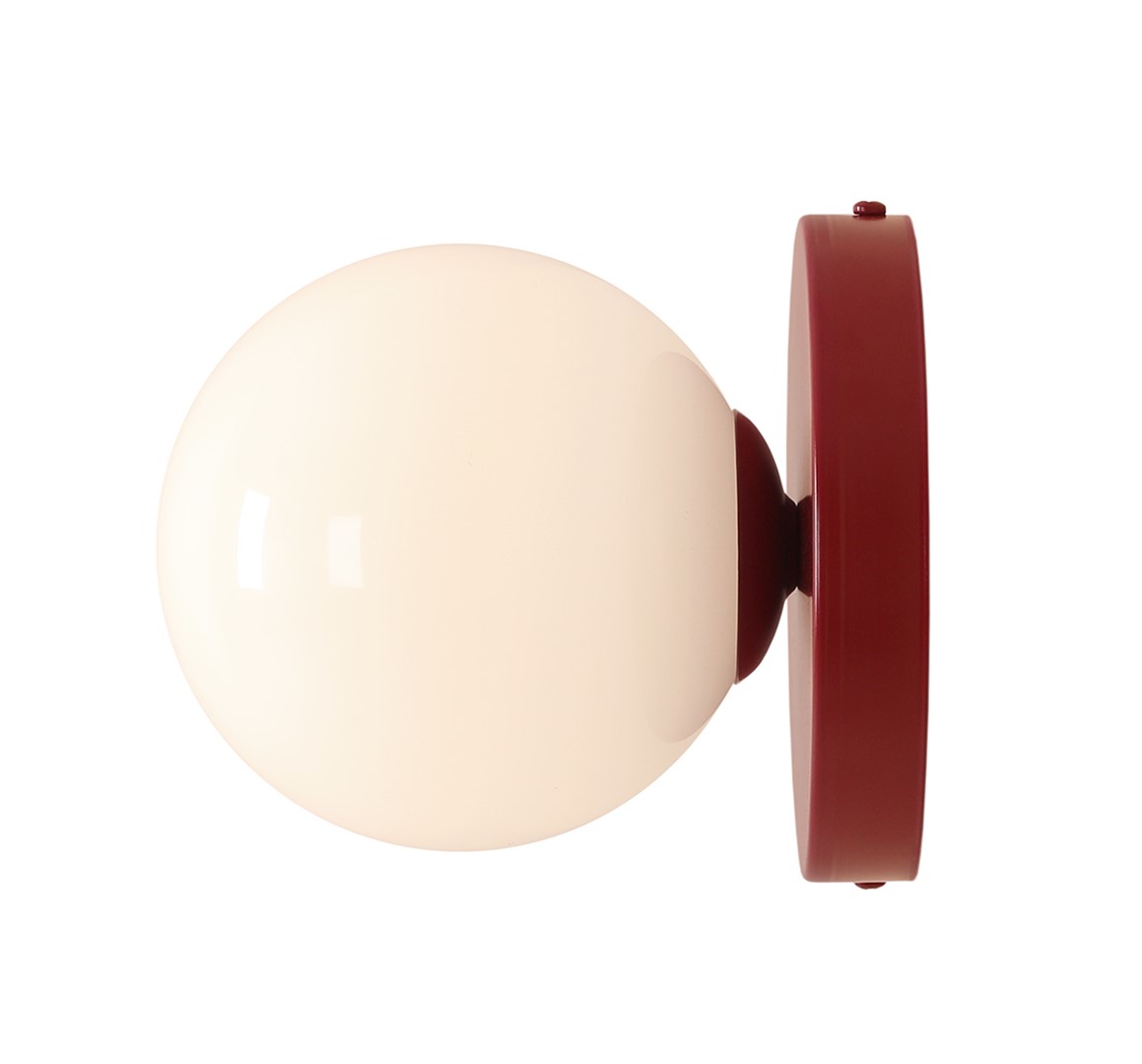 Ball Ø15 Burgundia seinävalaisin valmistajalta Artera - Minimalistinen muotoilu tarkoittaa, että valaisin sulautuu sulavasti sekä moderniin että klassiseen sisustukseen ja tarjoaa samalla tehokkaan valon, joka parantaa huoneen tunnelmaa.