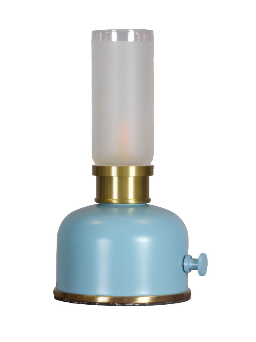 Frida 22cm Sininen Siirrettävä valmistajalta PR Home - Se luo l&auml;mpim&auml;n ja tunnelmallisen tunnelman noin 2200 kelvinin v&auml;ril&auml;mp&ouml;tilalla ja 20&ndash;40 lumenin valovirralla himmennystasosta riippuen.