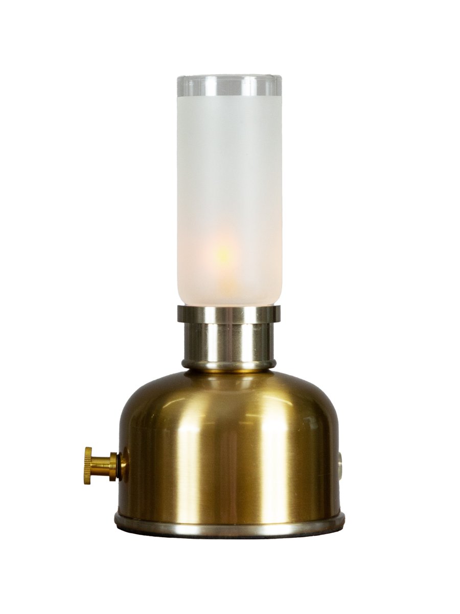 Frida 22cm Messinki Siirrettävä valmistajalta PR Home - Se luo l&auml;mpim&auml;n ja tunnelmallisen tunnelman noin 2400 kelvinin v&auml;ril&auml;mp&ouml;tilalla ja 20&ndash;40 lumenin valovirralla himmennystasosta riippuen.