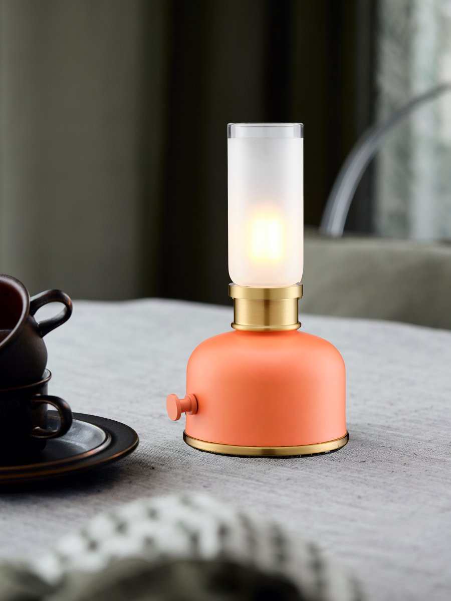 Frida 22cm Oranssi Siirrettävä valmistajalta PR Home - Se luo l&auml;mpim&auml;n ja tunnelmallisen tunnelman noin 2200 kelvinin v&auml;ril&auml;mp&ouml;tilalla ja 20&ndash;40 lumenin valovirralla himmennystasosta riippuen.