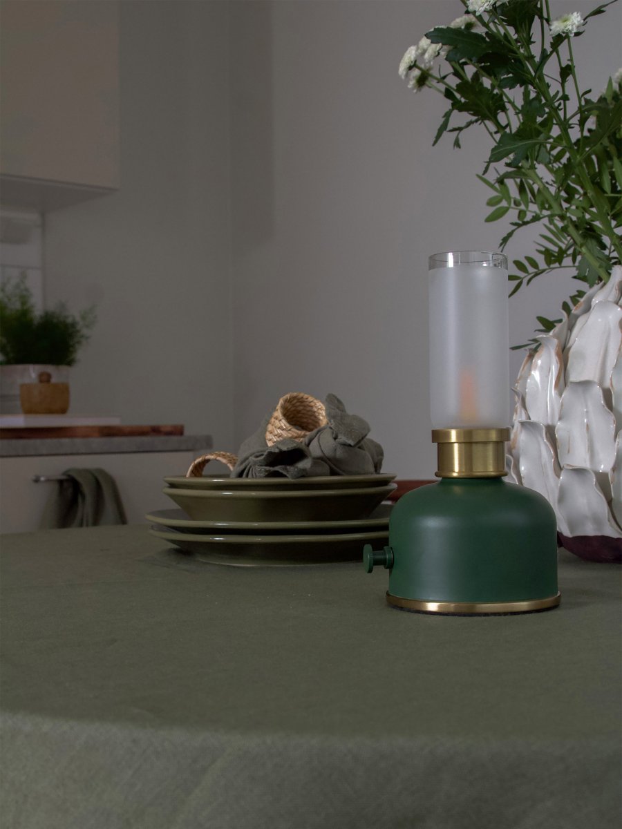 Frida 22cm Tummanvihreä Siirrettävä valmistajalta PR Home - Se luo l&auml;mpim&auml;n ja tunnelmallisen tunnelman noin 2000 kelvinin v&auml;ril&auml;mp&ouml;tilalla ja 20&ndash;40 lumenin valovirralla himmennystasosta riippuen.