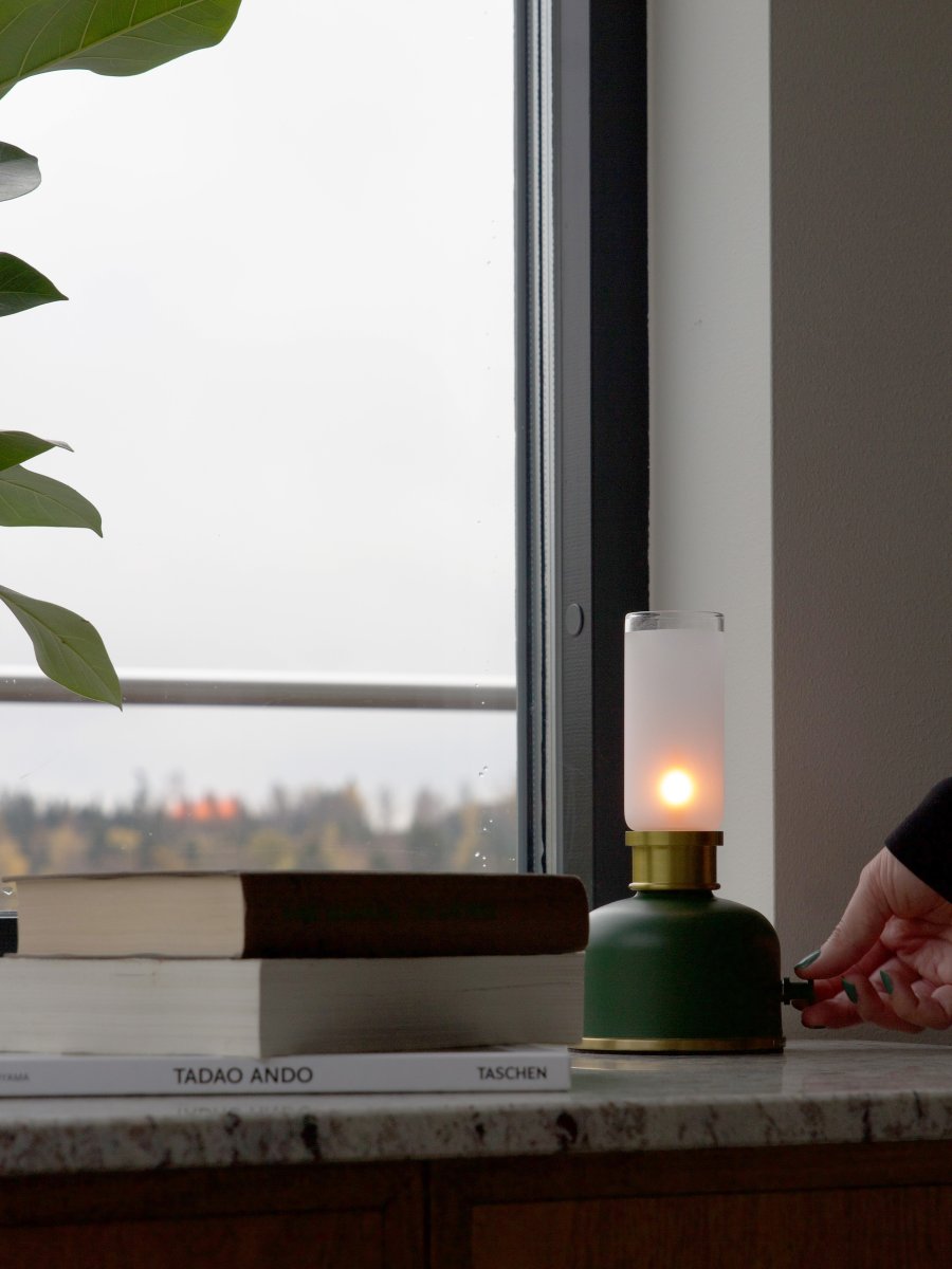 Frida 22cm Tummanvihreä Siirrettävä valmistajalta PR Home - Se luo l&auml;mpim&auml;n ja tunnelmallisen tunnelman noin 2000 kelvinin v&auml;ril&auml;mp&ouml;tilalla ja 20&ndash;40 lumenin valovirralla himmennystasosta riippuen.