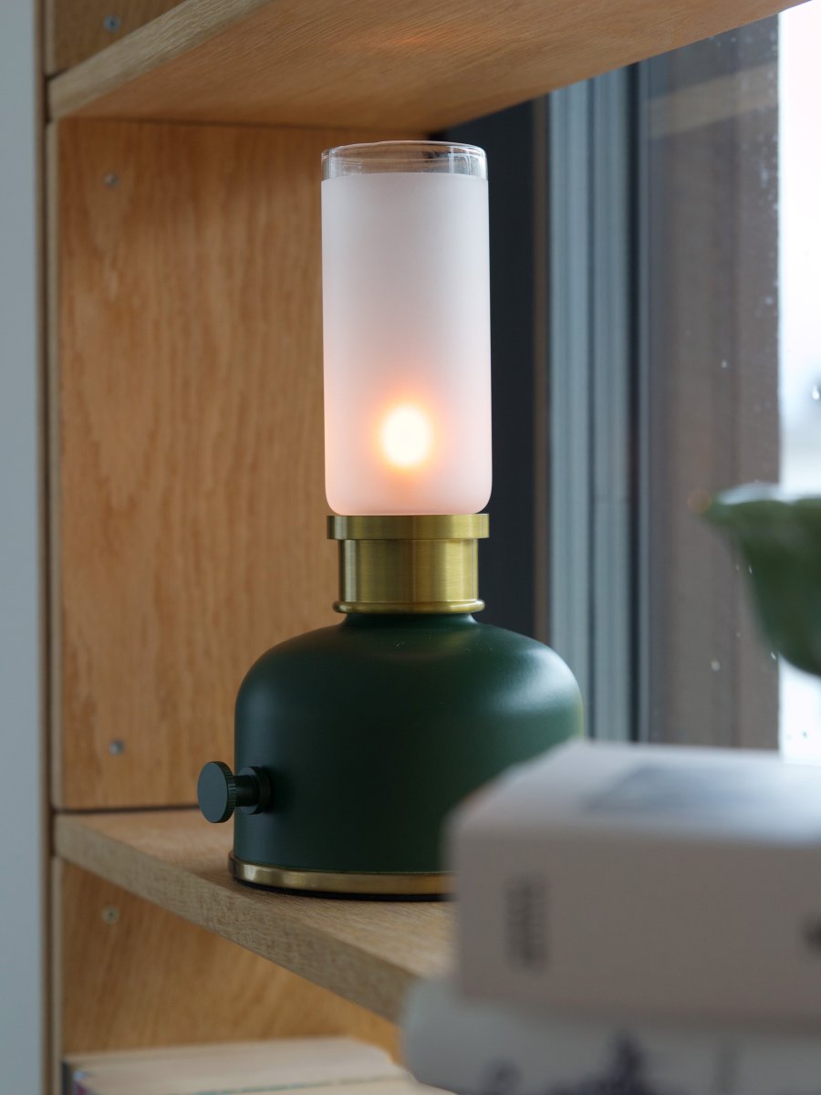 Frida 22cm Tummanvihreä Siirrettävä valmistajalta PR Home - Se luo l&auml;mpim&auml;n ja tunnelmallisen tunnelman noin 2000 kelvinin v&auml;ril&auml;mp&ouml;tilalla ja 20&ndash;40 lumenin valovirralla himmennystasosta riippuen.