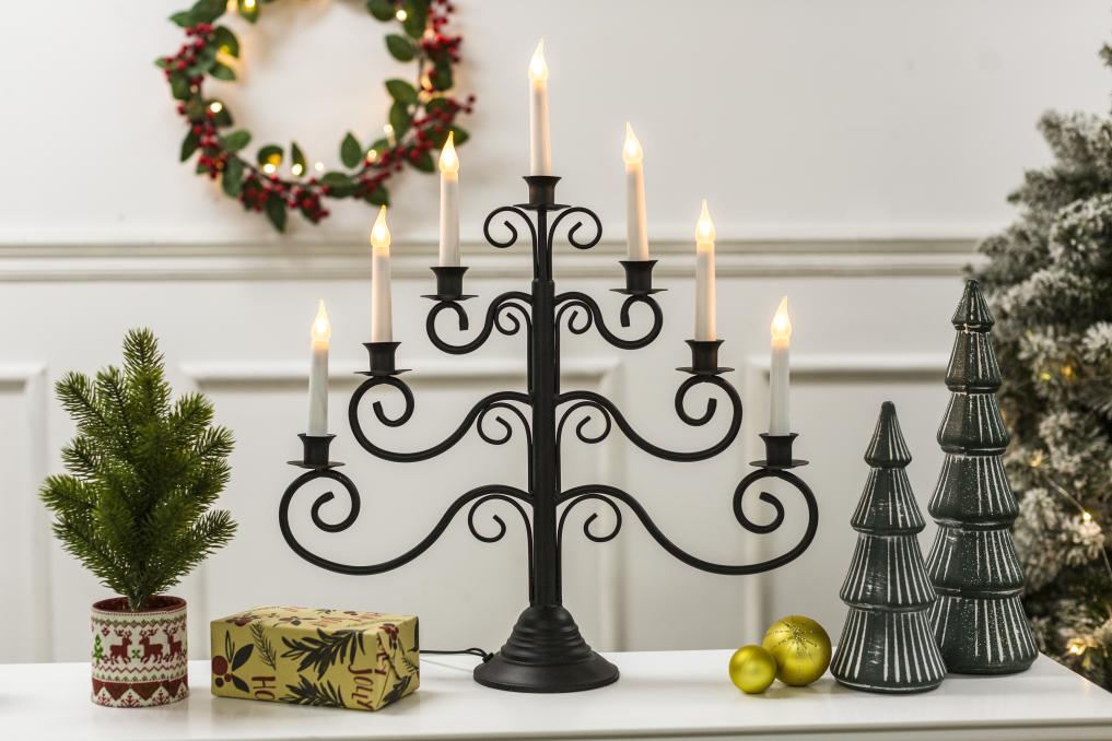 Hantverk 7 Musta valmistajalta Pixie Design - Elegantti ja maalaismainen seitsenhaarainen takorautainen kynttil&auml;njalka tyylikk&auml;&auml;n mustana.