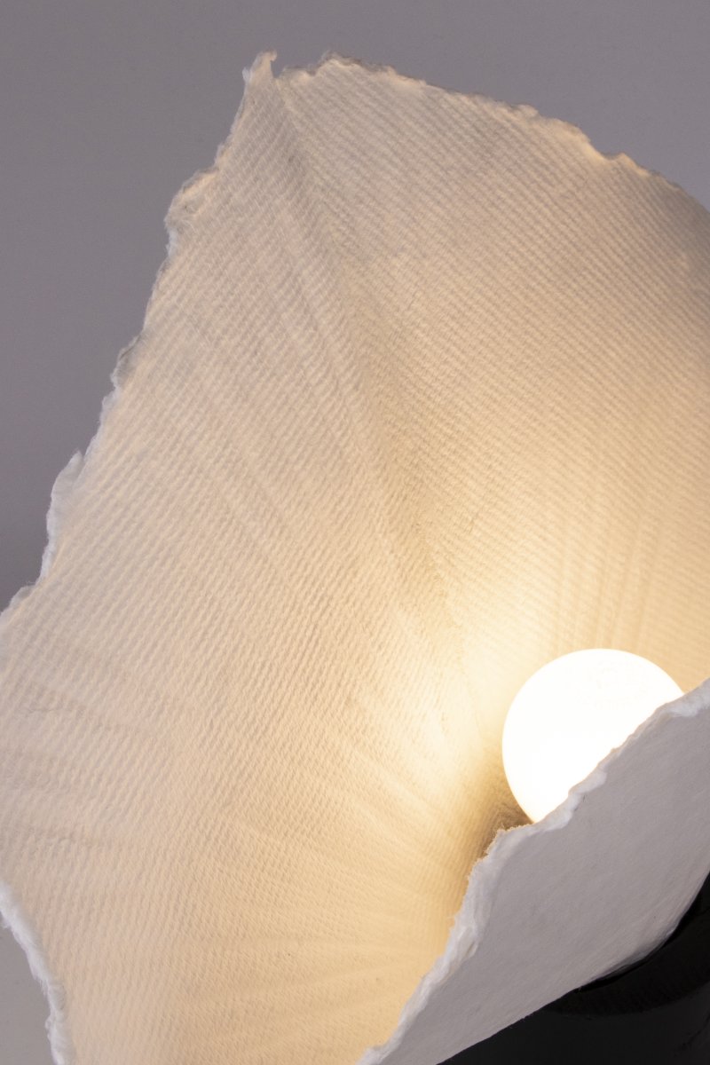 Tropez 35cm Mustavalkoinen pöytävalaisin valmistajalta Globen Lighting - Tropez on k&auml;sintehty paperimassasta valmistettu p&ouml;yt&auml;valaisin, jossa jokaisessa kappaleessa on j&auml;lki&auml; sit&auml; muovanneesta k&auml;sity&ouml;taidosta.