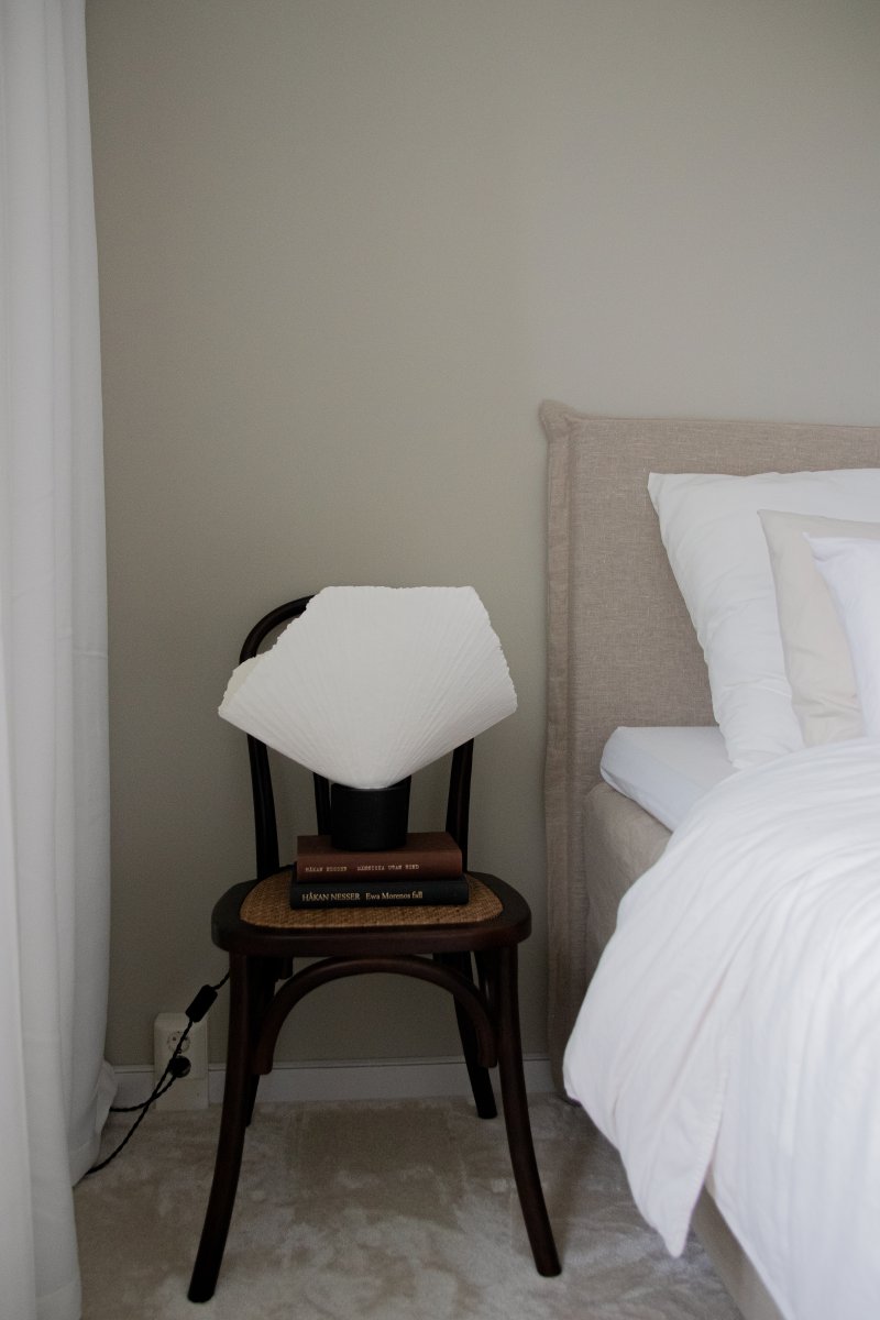 Tropez 35cm Mustavalkoinen pöytävalaisin valmistajalta Globen Lighting - Tropez on k&auml;sintehty paperimassasta valmistettu p&ouml;yt&auml;valaisin, jossa jokaisessa kappaleessa on j&auml;lki&auml; sit&auml; muovanneesta k&auml;sity&ouml;taidosta.