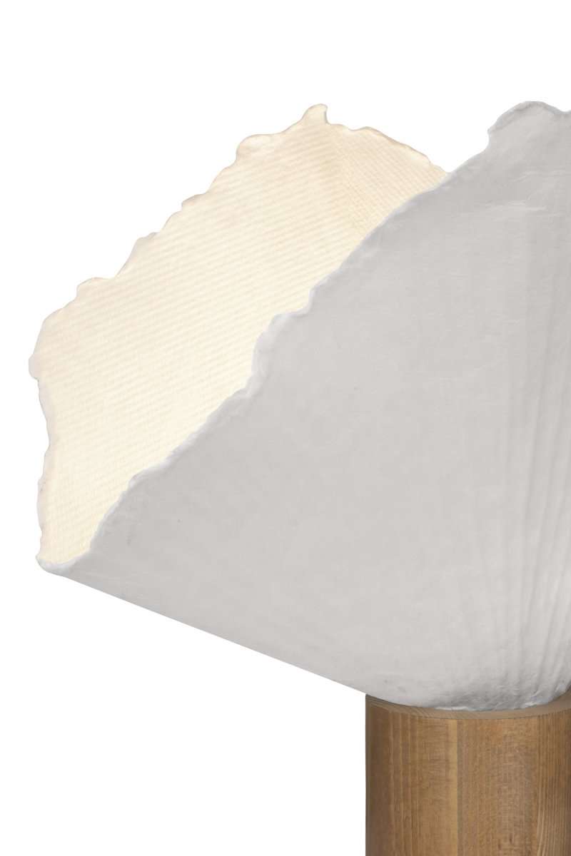 Tropez 35cm Tammi/valkoinen pöytävalaisin valmistajalta Globen Lighting - Tropez on käsintehty paperimassasta valmistettu pöytävalaisin, jossa jokaisessa kappaleessa on jälkiä sitä muovanneesta käsityötaidosta.