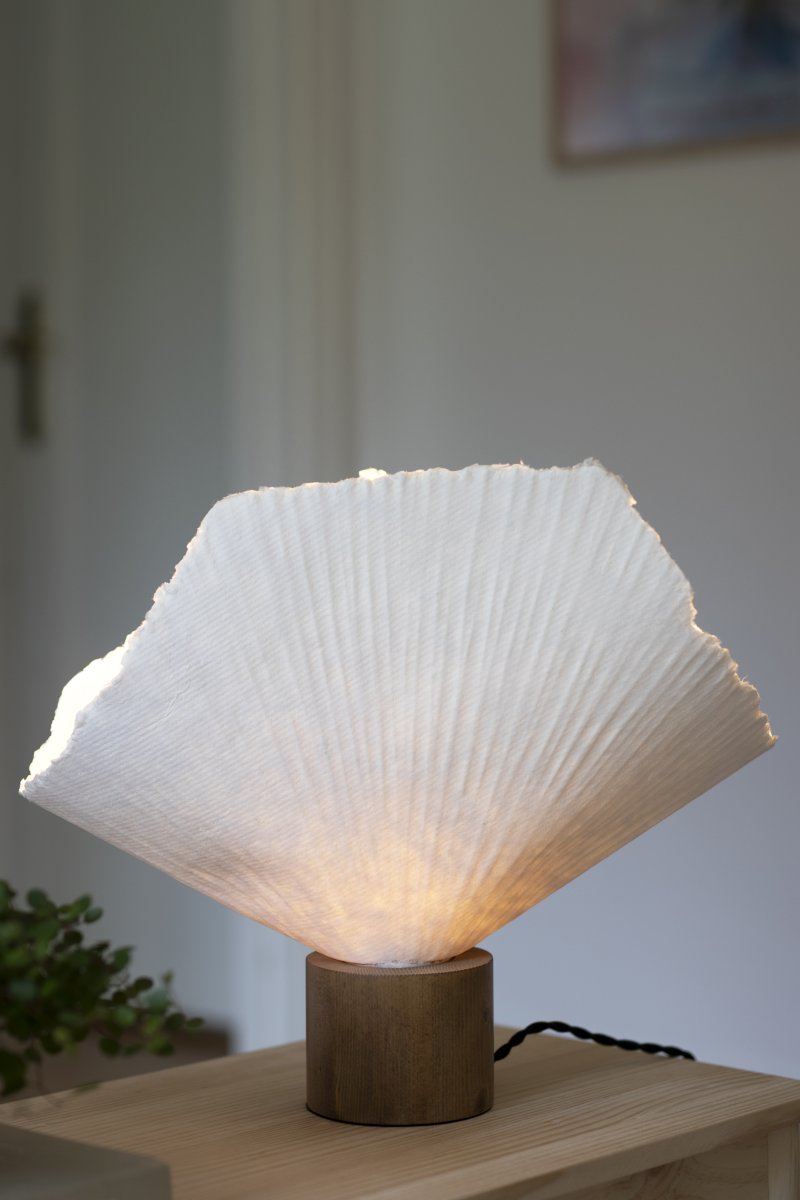 Tropez 35cm Tammi/valkoinen pöytävalaisin valmistajalta Globen Lighting - Tropez on käsintehty paperimassasta valmistettu pöytävalaisin, jossa jokaisessa kappaleessa on jälkiä sitä muovanneesta käsityötaidosta.