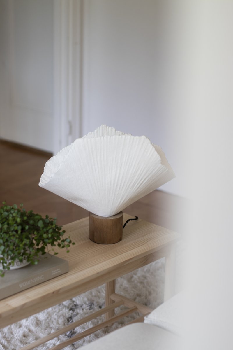 Tropez 35cm Tammi/valkoinen pöytävalaisin valmistajalta Globen Lighting - Tropez on käsintehty paperimassasta valmistettu pöytävalaisin, jossa jokaisessa kappaleessa on jälkiä sitä muovanneesta käsityötaidosta.