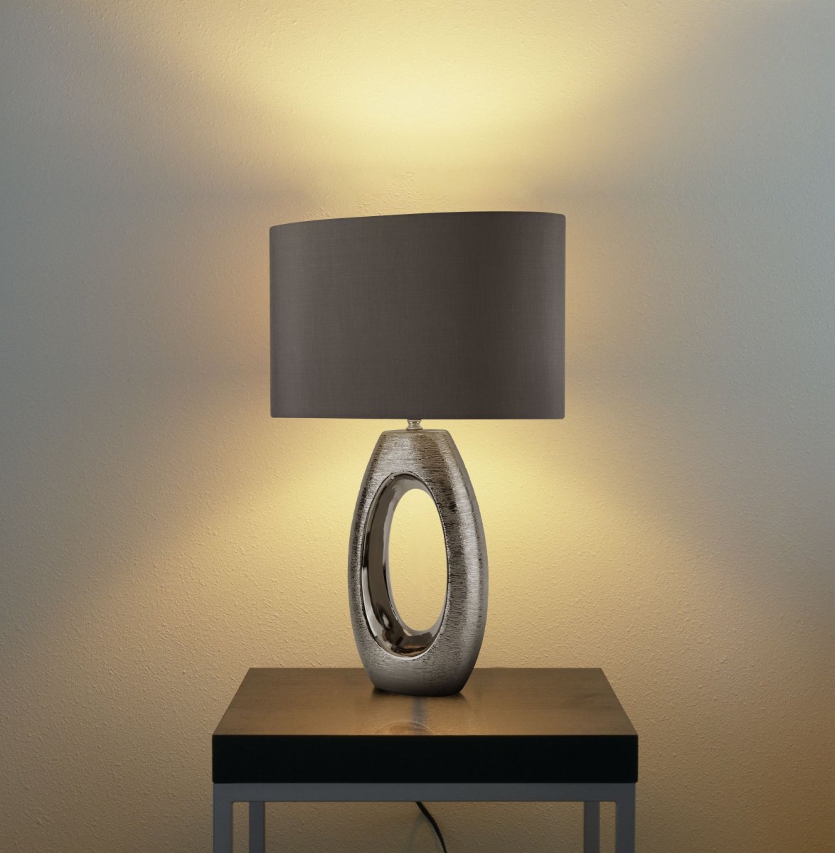 Artisan 60cm Kromi pöytävalaisin valmistajalta Searchlight - Tässä eksklusiivisessa pöytävalaisimessa yhdistyy ainutlaatuinen, peilimäinen jalusta metallisessa viimeistelyssä ja elegantissa vihreässä; lampun varjostin.