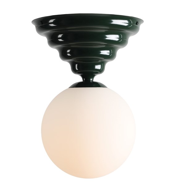 Wave Ø30 Tummanvihreä plafondi valmistajalta Artera - Siinä on tummanvihreä runko, jossa on pehmeä aaltoileva muotoilu, ja pyöreä valkoinen lasivarjostin, joka levittää miellyttävää ja tasaista valoa huoneeseen.