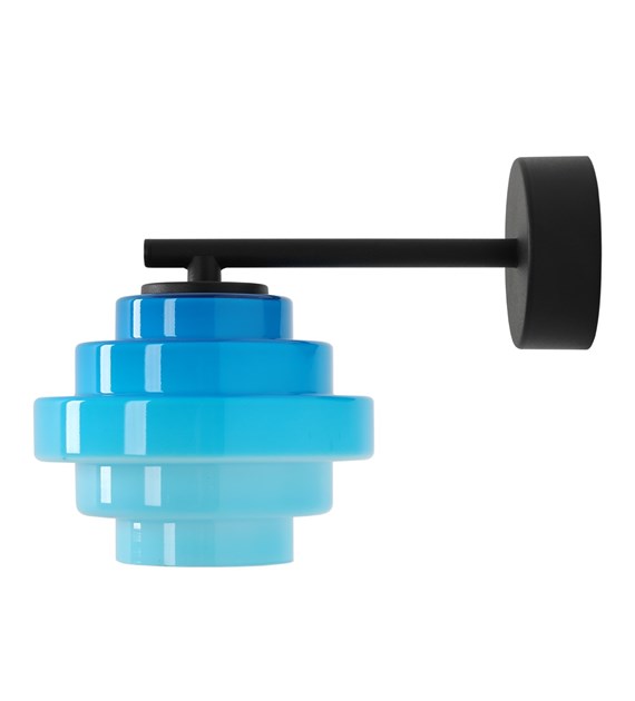 Filo 23cm Sininen seinävalaisin valmistajalta Artera - Valaisin on valmistettu metallista ja lasista, ja musta varsi luo elegantin kontrastin kirkkaan sinisen lasin kanssa.