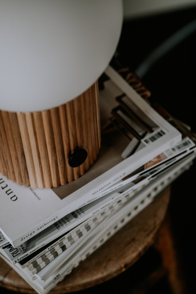 Hubble 32cm Luonto pöytävalaisin valmistajalta Globen Lighting - Hubble on helposti sijoitettava p&ouml;yt&auml;valaisin, joka on v&auml;hint&auml;&auml;n yht&auml; mukava sammutettuna kuin p&auml;&auml;ll&auml;.