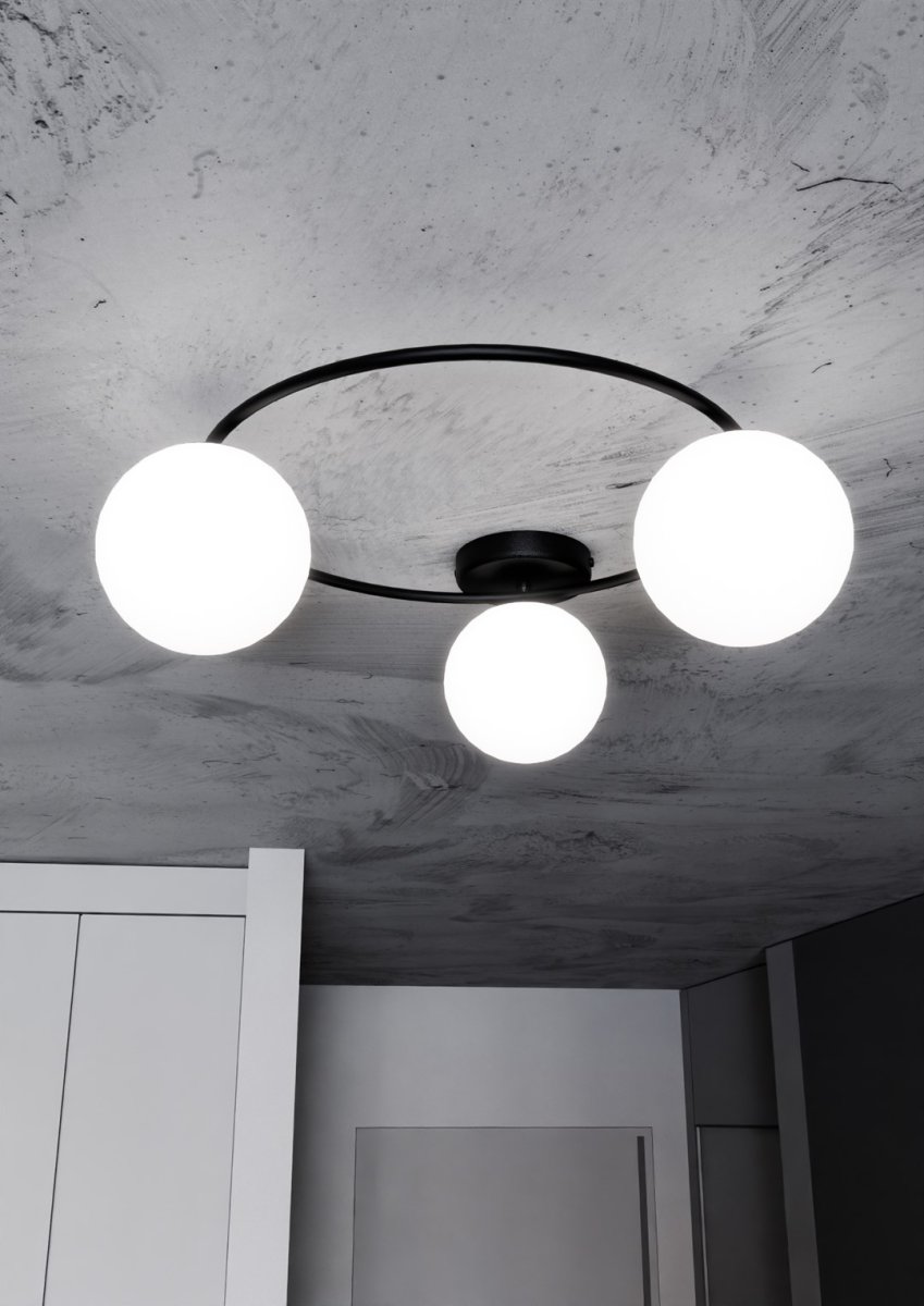 Sopra Ø47 Valkoinen plafondi valmistajalta Emibig Lighting - Opaalilasit lis&auml;&auml;v&auml;t vaaleutta ja levitt&auml;v&auml;t valoa tasaisesti, mik&auml; edist&auml;&auml; miellytt&auml;v&auml;&auml; ja tehokasta huoneen valaistusta.