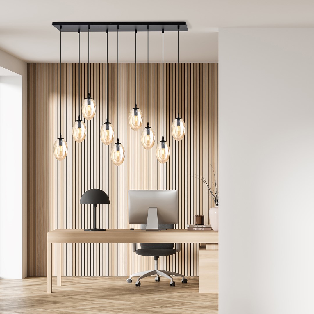 Astral 100cm Keltainen kattovalaisin valmistajalta Emibig Lighting - Runsas muotoilu useilla riippuvalaisimilla tarjoaa tehokkaan valonleikin, jossa meripihkanväriset lasikuvut levittävät pehmeää ja tunnelmallista hehkua.