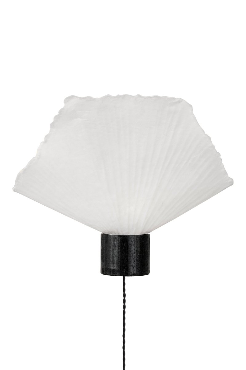 Natur Musta seinävalaisin valmistajalta Globen Lighting - Valaisin on käsintehty ja valmistettu papier-mach&eacute;sta, ranskaksi pureskeltavalle paperille eli paperille ja liimalle.