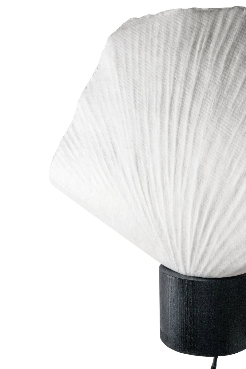 Natur Musta seinävalaisin valmistajalta Globen Lighting - Valaisin on käsintehty ja valmistettu papier-mach&eacute;sta, ranskaksi pureskeltavalle paperille eli paperille ja liimalle.