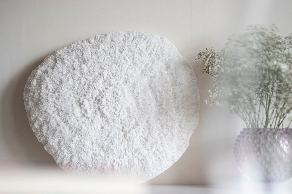 Nemo Valkoinen seinävalaisin valmistajalta Globen Lighting - Valaisin on valmistettu valkoisesta polyresiinistä ja hiekkakivestä ja siinä on 200 cm pitkä musta kaapeli kytkimellä.