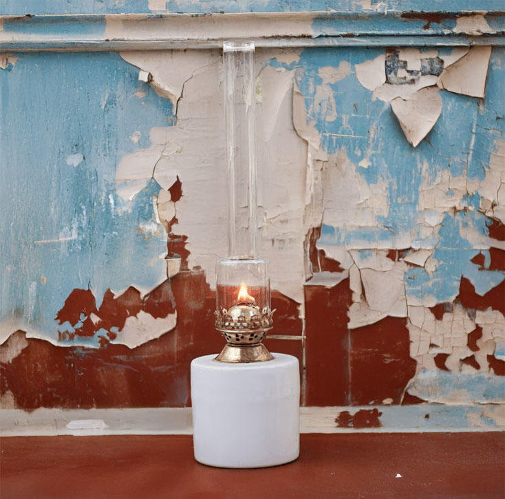 Kerosene Lamp Straight small Valkoinen valmistajalta Strömshaga - Suora petrolilamppu valkoista muovia ja messinki&auml;.