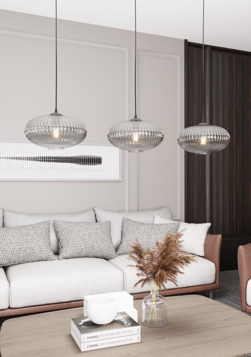 Coco 115cm Savun värinen kattovalaisin valmistajalta Emibig Lighting - Coco-kattovalaisin on moderni riipus, jossa yhdistyy eleganssi ja toiminnallisuus.