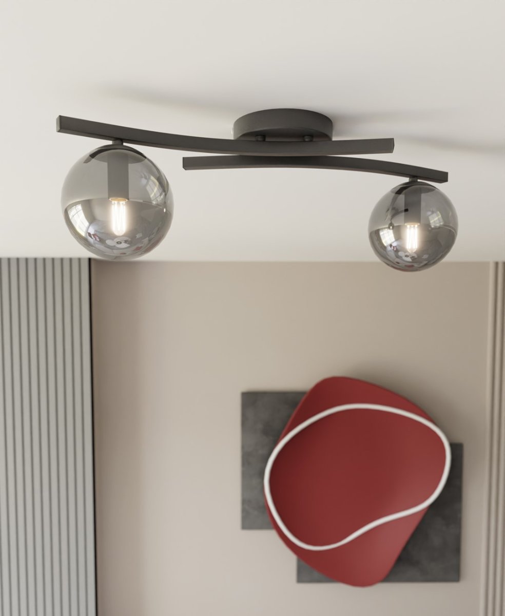 Opus 60cm Savun värinen plafondi valmistajalta Emibig Lighting - Yksinkertainen muoto ja savulasikuvut antavat huoneeseen pehmeytt&auml; ja keveytt&auml;, kun taas lamppu levitt&auml;&auml; miellytt&auml;v&auml;&auml;, hajavaloa.