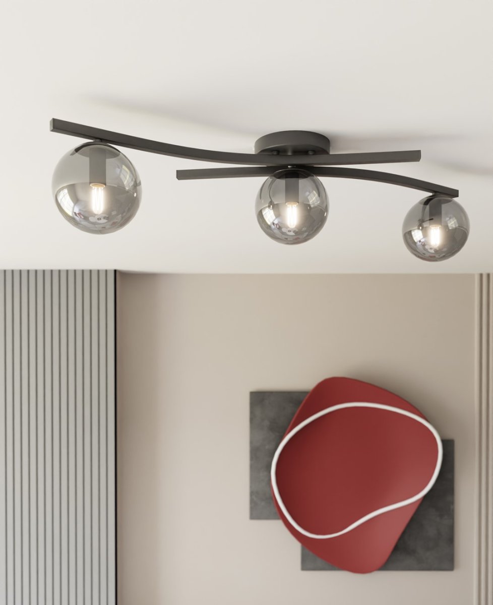 Opus 84cm Savun värinen plafondi valmistajalta Emibig Lighting - Yksinkertainen muoto ja savulasikuvut antavat huoneeseen pehmeytt&auml; ja keveytt&auml;, kun taas lamppu levitt&auml;&auml; miellytt&auml;v&auml;&auml;, hajavaloa.