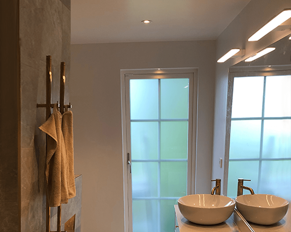 Aqua II 60cm Valkoinen kylpyhuoneen valaisin valmistajalta Westal - Valaisin on valmistettu valetusta alumiinista ja varustettu LEDeill&auml;.