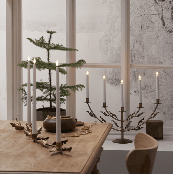 Grace Messinki valmistajalta Star Trading - Elegantti metallinen adventtikynttil&auml;njalka, jossa on antiikkimessinkiviimeistely ja koristeelliset tammenlehdet.